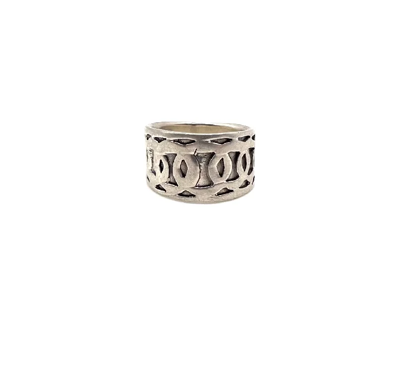 Once-A-Year Jewelry Deals – Shop Before They’Re Gone Interlocked Circle Band Ring