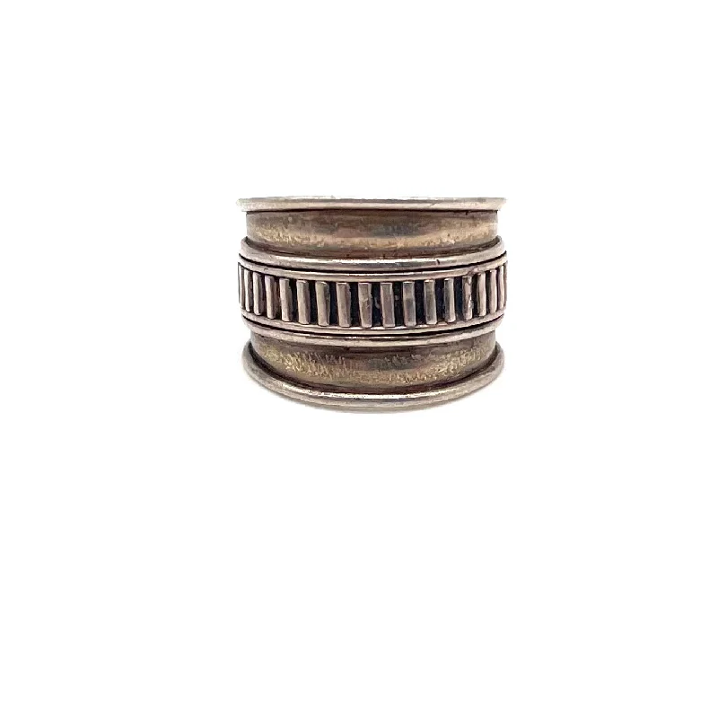 Huge Savings On Premium Jewelry Styles Detailed Spinning Band Cigar Ring