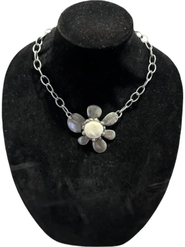 Women's Flower Necklace In White